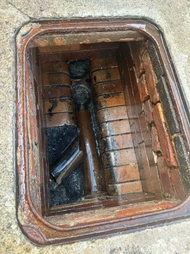 Open drainage chamber and exposed channel