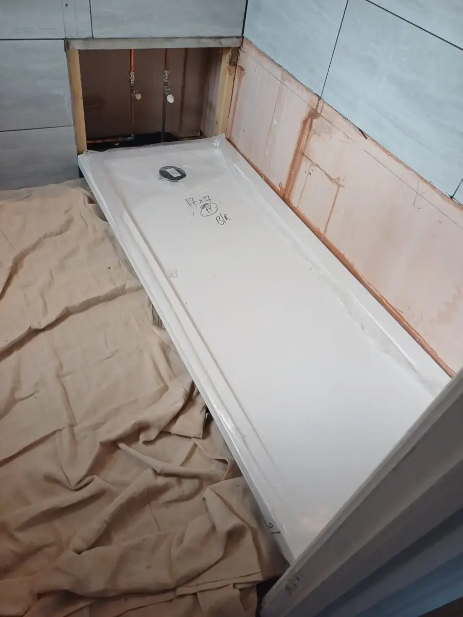 Shower tray during installation work