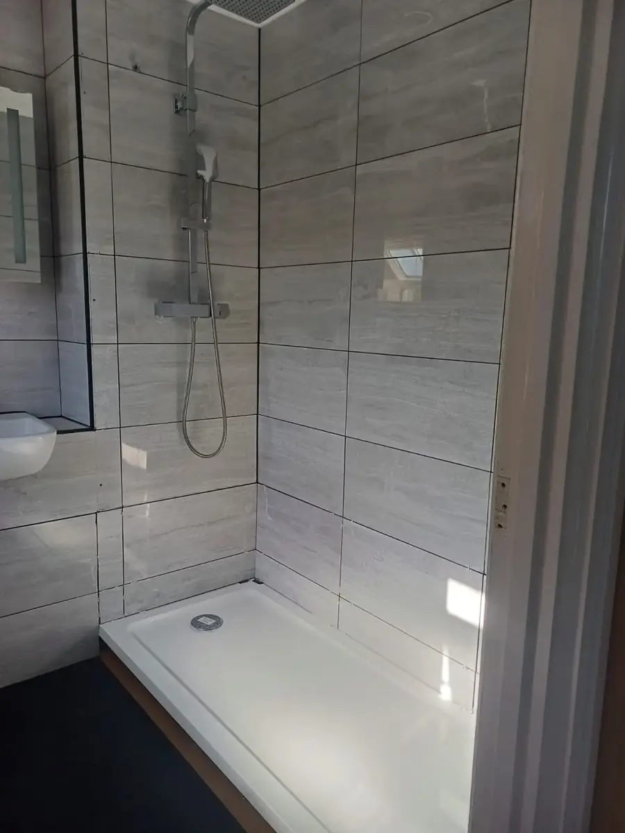 Additional view of the shower screen