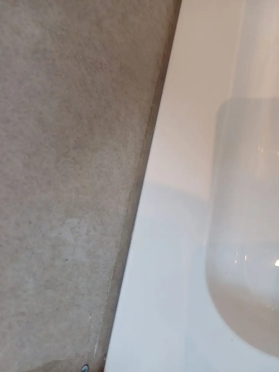 Detail of the tray edge during the work