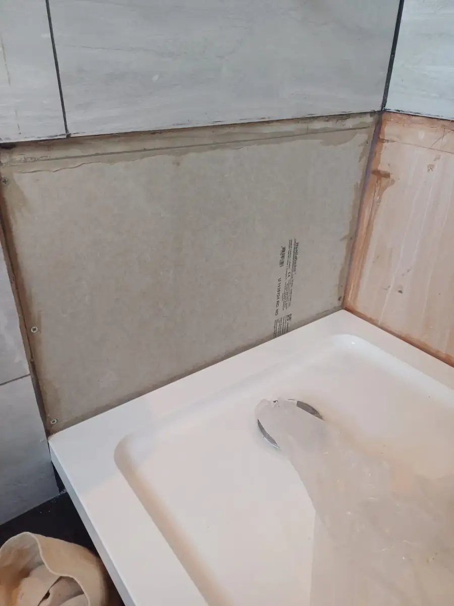 Tray and wall junction during installation